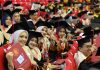 Prestasi Akademik Lulusan Terbaik pada Wisuda Unhas Periode Desember 2025 FOTO: Universitas Hasanuddin kembali menyelenggarakan prosesi Wisuda Periode Desember Tahun Akademik 2025/2026 yang berlangsung selama dua hari, Rabu–Kamis (17–18 Desember), di Baruga A.P. Pettarani, Kampus Tamalanrea. Sebanyak 1.901 wisudawan dari berbagai jenjang pendidikan resmi dikukuhkan sebagai lulusan Universitas Hasanuddin.