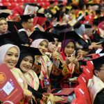 Prestasi Akademik Lulusan Terbaik pada Wisuda Unhas Periode Desember 2025 FOTO: Universitas Hasanuddin kembali menyelenggarakan prosesi Wisuda Periode Desember Tahun Akademik 2025/2026 yang berlangsung selama dua hari, Rabu–Kamis (17–18 Desember), di Baruga A.P. Pettarani, Kampus Tamalanrea. Sebanyak 1.901 wisudawan dari berbagai jenjang pendidikan resmi dikukuhkan sebagai lulusan Universitas Hasanuddin.