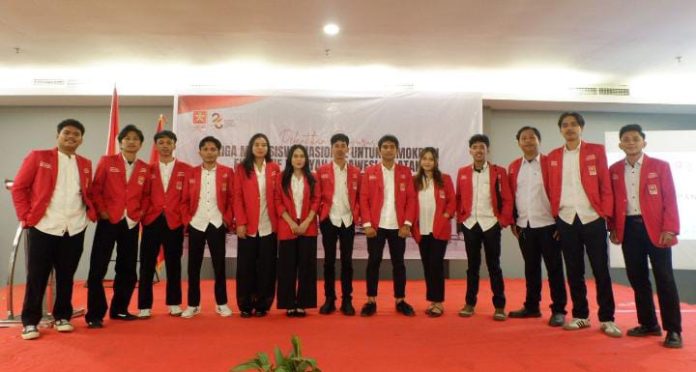 IMG-20251218-WA0331 FOTO: Liga Mahasiswa Nasional untuk Demokrasi (LMND) Eksekutif Wilayah Sulawesi Selatan (Sulsel) secara resmi melantik kepengurusan baru periode 2025–2027.