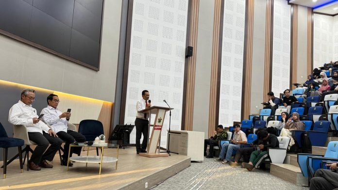 FOTO: Prof Sukardi Weda saat dialog calon rektor bersama para fungsionaris mahasiswa Universitas Hasanuddin berlangsung dengan sukses dengan tema: Kampus untuk Mahasiswa, yang digelar di Aula Arsjad Rasjid Lecture Theater pada Kamis, (18/12/2025).