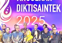 Unhas Boyong 5 Penghargaan Bergengsi di Anugerah Diktisaintek 2025 FOTO: Ajang Anugerah Diktisaintek 2025, Unhas sukses memborong lima penghargaan bergengsi, Penghargaan tersebut diserahkan dalam seremoni resmi di Graha Diktisaintek, Gedung D Lantai 2, Jakarta, pada Jumat (19/12) dan diterima langsung oleh Sekretaris Universitas Hasanuddin, Prof. Ir. Sumbangan Baja, M.Phill., Ph.D.