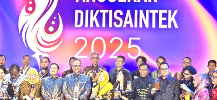 FOTO: Ajang Anugerah Diktisaintek 2025, Unhas sukses memborong lima penghargaan bergengsi, Penghargaan tersebut diserahkan dalam seremoni resmi di Graha Diktisaintek, Gedung D Lantai 2, Jakarta, pada Jumat (19/12) dan diterima langsung oleh Sekretaris Universitas Hasanuddin, Prof. Ir. Sumbangan Baja, M.Phill., Ph.D.