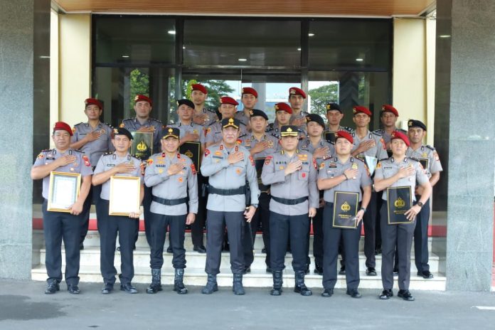 FOTO: Kapolda Sulawesi Selatan (Sulsel), Irjen Pol. Djuhandhani Rahardjo Puro, S.H., M.H usai memberikan piagam penghargaan kepada 183 personil kepolisian di Mapolda Sulsel.