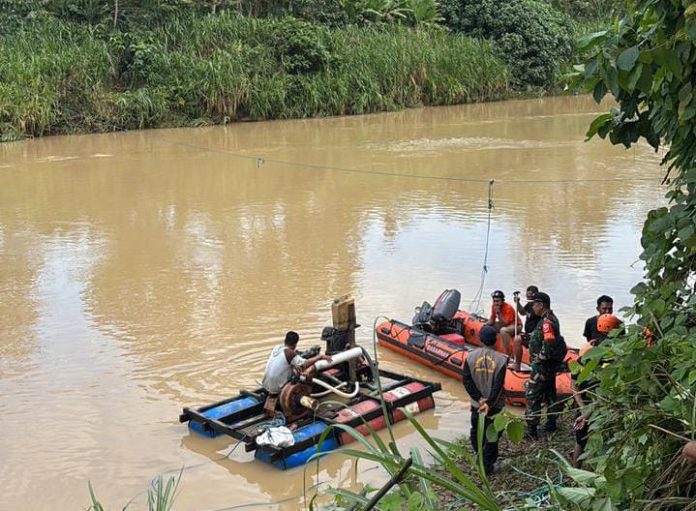 FOTO: Tim SAR Gabungan saat melakukan pencarian di aliran Sungai Lacinde, Desa Lacinde, Kecamatan Pitumpanua.