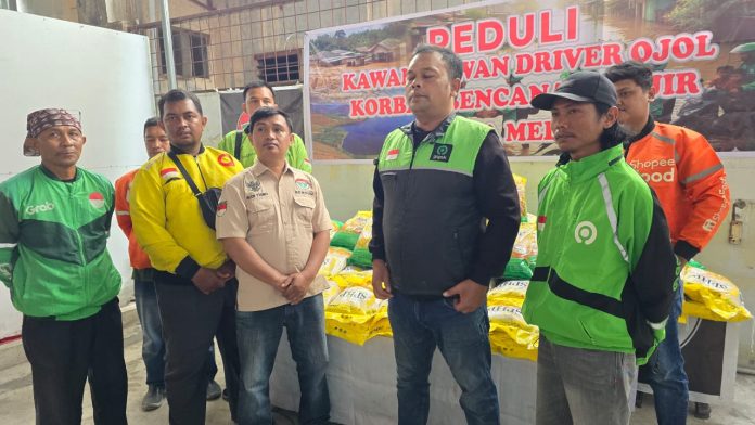 FOTO: Ojol Gabungan Ojek Roda Dua Medan Sekitarnya (Godams) salurkan bantuan berupa beras kepada korban banjir yang ada di Langkat, Tanjung Pura, Binjai, Marelan, Hamparan Perak dan Medan.