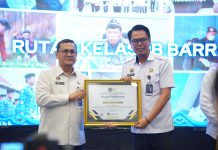 Ukir Prestasi di Akhir Tahun 2025, Rutan Kelas IIB Barru Raih Penghargaan Konten Kreatif dan Inovatif FOTO: Amsar, Kepala Rumah Tahanan Negara Kelas IIB Barru menutup tahun 2025 dengan capaian membanggakan setelah menerima penghargaan dari Kantor Wilayah Direktorat Jenderal Pemasyarakatan Sulawesi Selatan.