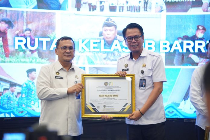 FOTO: Amsar, Kepala Rumah Tahanan Negara Kelas IIB Barru menutup tahun 2025 dengan capaian membanggakan setelah menerima penghargaan dari Kantor Wilayah Direktorat Jenderal Pemasyarakatan Sulawesi Selatan.