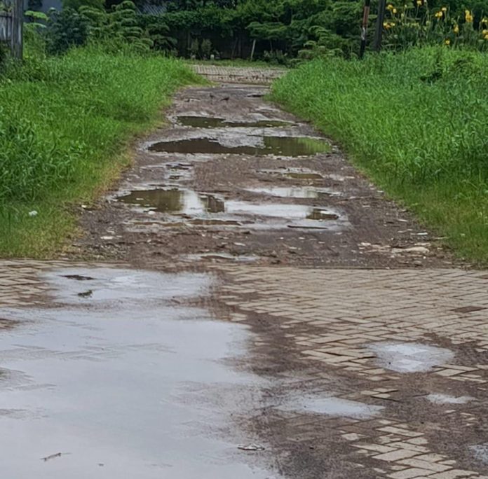 IMG-20251227-WA0286(1) FOTO: Kondisi Jalan Masuk di Perumahan Kanimega, Kelurahan Maccini Sombala, Kecamatan Tamalate, Kota Makassar, Sulawesi Selatan.