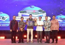 Mahasiswa Unhas Catatkan 694 Prestasi Sepanjang Tahun 2025, Rektor: Mahasiswa Anarkis Sudah Tidak Relevan FOTO: Rektor Universitas Hasanuddin Prof. Dr. Ir. Jamaluddin Jompa, M.Sc., Wakil Rektor Bidang Akademik dan Kemahasiswaan, sejumlah dekan, Wakil Dekan I, dosen, serta perwakilan organisasi mahasiswa di lingkungan Unhas. Kegiatan ini berlangsung di Ballroom Unhas Hotel, Sabtu (27/12).