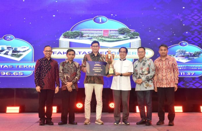 FOTO: Rektor Universitas Hasanuddin Prof. Dr. Ir. Jamaluddin Jompa, M.Sc., Wakil Rektor Bidang Akademik dan Kemahasiswaan, sejumlah dekan, Wakil Dekan I, dosen, serta perwakilan organisasi mahasiswa di lingkungan Unhas. Kegiatan ini berlangsung di Ballroom Unhas Hotel, Sabtu (27/12).