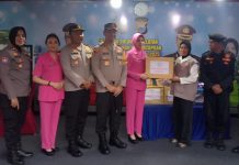 Kombes Arya Perdana Kunjungi Seluruh Pos Penjagaan di Wilayah Polrestabes Makassar, Terima Masukan Kapolsek untuk Perbaiki Layanan Keamanan FOTO: Kombes Arya Perdana S.H., S.I.K., M.Si melakukan kunjungan langsung ke setiap pos penjagaan yang ada di seluruh wilayah Polretabes Makassar.