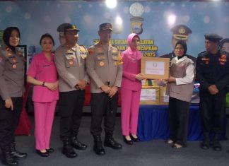 Kombes Arya Perdana Kunjungi Seluruh Pos Penjagaan di Wilayah Polrestabes Makassar, Terima Masukan Kapolsek untuk Perbaiki Layanan Keamanan FOTO: Kombes Arya Perdana S.H., S.I.K., M.Si melakukan kunjungan langsung ke setiap pos penjagaan yang ada di seluruh wilayah Polretabes Makassar.