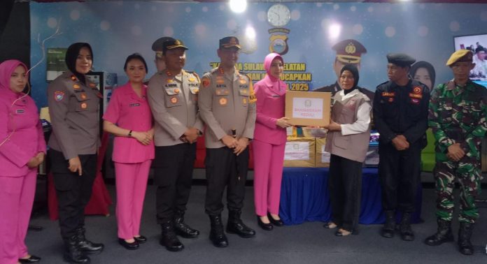 FOTO: Kombes Arya Perdana S.H., S.I.K., M.Si melakukan kunjungan langsung ke setiap pos penjagaan yang ada di seluruh wilayah Polretabes Makassar.