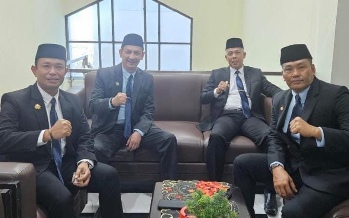 FOTO: Dari kiri Drs. H. Firmanza DP, S.H., M.Si. saat persiapan pelantikan bersama pejabat lainnya di lingkungan Pemerintah Provinsi Sulawesi Tengah. (Istimewa)