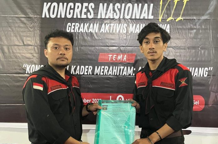 FOTO: Paling Kanan, Fajar Wasis Ditetapkan Sebagai Panglima Gerakan Aktivis Mahasiswa (GAM) dalam Kongres Nasional KE-VII GAM di Malino, Sulawesi Selatan.