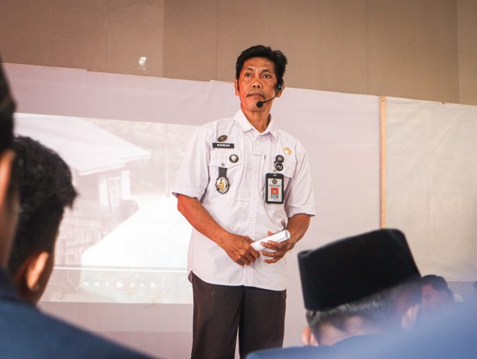 FOTO: Ridwan salah satu pejabat Rumah Tahanan Negara Kelas IIB Barru melaksanakan dzikir bersama warga binaan, Selasa, 30 Desember 2025.