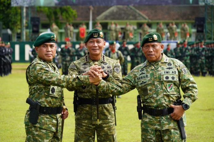 FOTO: Mayjen TNI Primadi Saiful Sulun, S.Sos., M.Si., resmi menjabat sebagai Panglima Divisi Infanteri 2 Kostrad setelah dilantik dalam upacara Serah Terima Jabatan (Sertijab) yang dipimpin langsung oleh Panglima Kostrad (Pangkostrad) Letnan Jenderal TNI Mohammad Fadjar, MPICT., di Markas Divisi Infanteri 2 Kostrad, Sabtu (10/1/2025). (Istimewa)