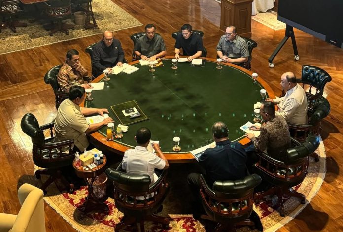 FOTO: Presiden Prabowo Subianto menggelar rapat terbatas di kediaman pribadinya di Hambalang, Bogor, Jawa Barat. Minggu ini, 11 Januari 2026. (Dokumen Setkab RI)