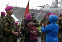 Kembali ke Kesatuan: ini Keberhasilan Batalyon Infanteri 1 Marinir Surabaya Saat Bertugas di Papua FOTO: Salah satu anggota Batalyon Infanteri 1 Marinir saat disambut keluarga saat tiba di di Dermaga Semampir Ujung, Surabaya, Jawa Timur, Senin (5/1/2026). (Puspen TNI AL)