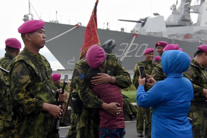 FOTO: Salah satu anggota Batalyon Infanteri 1 Marinir saat disambut keluarga saat tiba di di Dermaga Semampir Ujung, Surabaya, Jawa Timur, Senin (5/1/2026). (Puspen TNI AL)