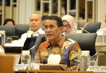 Kementan Siapkan Rp1,49 T dan Ajukan Tambahan Rp5,1 T untuk Pulihkan Pertanian Sumatera Pasca Bencana FOTO: Menteri Pertanian Andi Amran Sulaiman (Mentan Amran) dalam Rapat Kerja bersama Komisi IV DPR RI, Rabu (14/1/2026). (Dok Kementan)