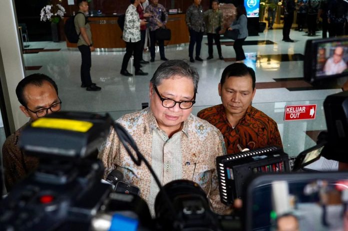 FOTO: Menteri Koordinator (Menko) Perekonomian, Airlangga Hartarto saat memberikan keterangan pers nya di gedung KPK di Jakarta. (Dok.Airlangga)