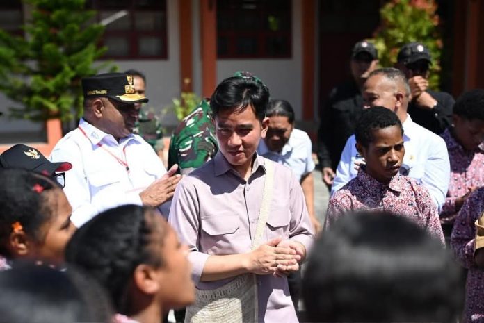 FOTO: Presiden (Wapres) Gibran Rakabuming meninjau Sekolah Rakyat Menengah Atas (SRMA) 41 Biak Numfor, Papua, Selasa (13/01/2026). (Sumber: BPMI Setwapres)