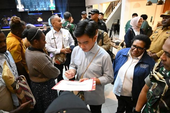 FOTO: Wakil Presiden (Wapres) Gibran Rakabuming bertemu dengan para pegiat kopi dan pelaku ekonomi kreatif di Wamena, Provinsi Papua Pegunungan, Selasa (13/01/2026). (Sumber: BPMI Setwapres)