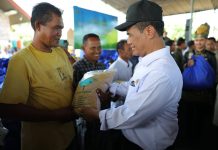 Kementan Salurkan Bantuan Pangan, Masyarakat Aceh Sampaikan Terima Kasih kepada Mentan Amran FOTO: Menteri Pertanian (Mentan) Andi Amran Sulaiman saat salurkan bantuan Kementerian Pertanian kepada masyarakat di Lhokseumawe, Provinsi Aceh. (Dok. Kementan)