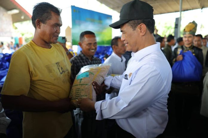 FOTO: Menteri Pertanian (Mentan) Andi Amran Sulaiman saat salurkan bantuan Kementerian Pertanian kepada masyarakat di Lhokseumawe, Provinsi Aceh. (Dok. Kementan)