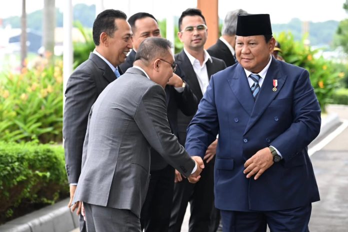 FOTO: Presiden Prabowo Subianto saat akan menuju ke pesawat kepresidenan untuk lawatan kerja ke Inggris dan Swiss. (Dok.Seskab)