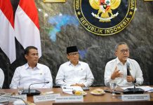 Menko Pangan Apresiasi Terobosan Mentan Amran Turunkan Harga Pupuk Bersubsidi 20 Persen FOTO: Paling Kanan, Menteri Koordinator Bidang Pangan (Menko Pangan) Zulkifli Hasan, Paling tengah Pupuk Indonesia Holding Company (PIHC) dan paling kiri Menteri Pertanian (Mentan) Andi Amran Sulaiman saat memberikan keterangan Pers usai Rapat Koordinasi Terbatas (Rakortas) Pangan, Jakarta, Senin (12/1/2026). (Dok Kementan)