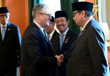 Menko Airlangga Dampingi Presiden Selama Kunjungan Kerja di Inggris FOTO: Perdana Menteri Inggris, Keir Starmer dan Menko Perekonomian Airlangga Hartarto. (Dok. Seskab)
