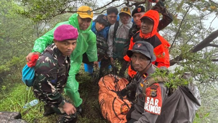 FOTO: Prajurit Marinir dari TNI AL bersama Tim SAR gabungan saat mengevakuasi korban Pesawat ATR 42-500 di Kabupaten Pangkep, Sulsel. (DOK. Dispen Kormar TNI Angkatan Laut)
