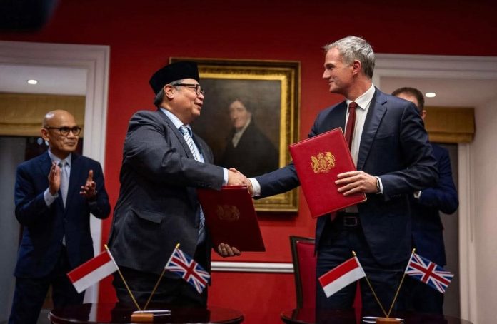 FOTO: Menteri Koordinator (Menko) Bidang Perekonomian RI, Airlangga Hartarto dan Menko Ekonomi dan Pemerintahan Inggris oleh State Secretary of Business and Trade, Peter Kyle. (Dok. Airlangga)