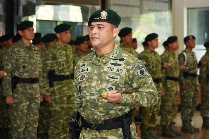 FOTO: Komandan Brigade Infanteri 6/TSB/2 Kostrad kepada Letkol Inf Fajar Akhirudin, S.I.P., M.Si. (Dok. Kostrad)