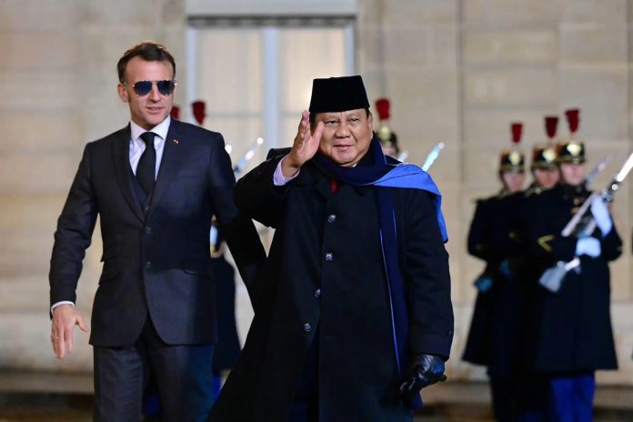 FOTO: Presiden Prabowo saat tiba Paris diterima Presiden Prancis Emmanuel Macron. (Sumber: BPMI Setpres)