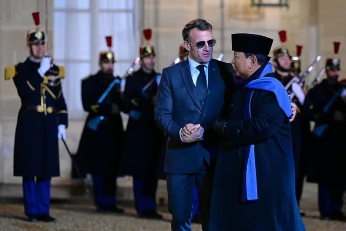 FOTO: Presiden Prabowo saat tiba Paris diterima Presiden Prancis Emmanuel Macron. (Sumber: BPMI Setpres)