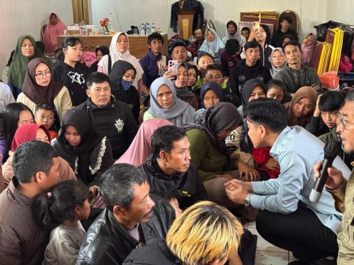 FOTO: Wakil Presiden (Wapres) Gibran Rakabuming meninjau lokasi bencana banjir bandang dan tanah longsor di Desa Pasirlangu, Kecamatan Cisarua, Kabupaten Bandung Barat, Minggu (25/01/2026). (Sumber: BPMI Setwapres)