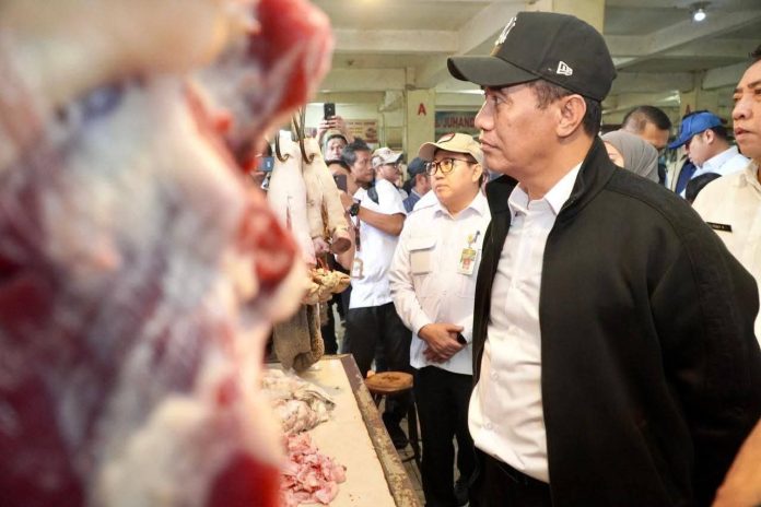 FOTO: Menteri Pertanian (Mentan) Andi Amran Sulaiman saat melakukan inspeksi mendadak (sidak) di Pasar Tagog, Padalarang, Kabupaten Bandung Barat, Jawa Barat, Rabu (28/1/2026). (Dok. Kementan) 
