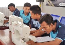 Ketegasan yang Membina: Heince dan Definisi Baru Pemasyarakatan di Lapas Takalar FOTO: Warga Binaan Pemasyarakatan (WBP) melakukan aktivitas kerajinan tangan. (Istimewa)