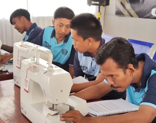 Ketegasan yang Membina: Heince dan Definisi Baru Pemasyarakatan di Lapas Takalar FOTO: Warga Binaan Pemasyarakatan (WBP) melakukan aktivitas kerajinan tangan. (Istimewa)