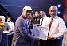 Pemuda Justicia: Prestasi Kasat Narkoba Polres Bulukumba Layak Dapat Apresiasi Lebih FOTO: Bupati Andi Muchtar Ali Yusuf dan Kasat Narkoba Polres Bulukumba, AKP Akhmad Risal