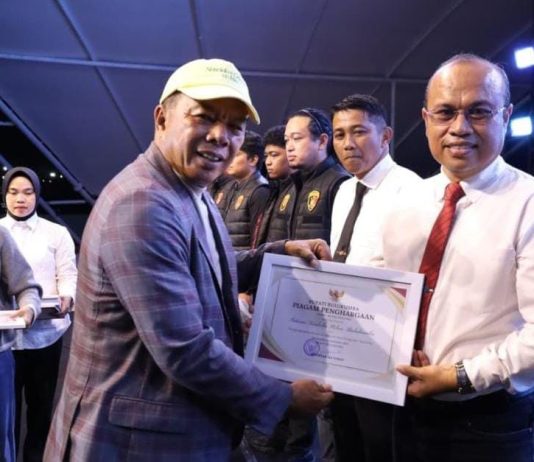 Pemuda Justicia: Prestasi Kasat Narkoba Polres Bulukumba Layak Dapat Apresiasi Lebih FOTO: Bupati Andi Muchtar Ali Yusuf dan Kasat Narkoba Polres Bulukumba, AKP Akhmad Risal