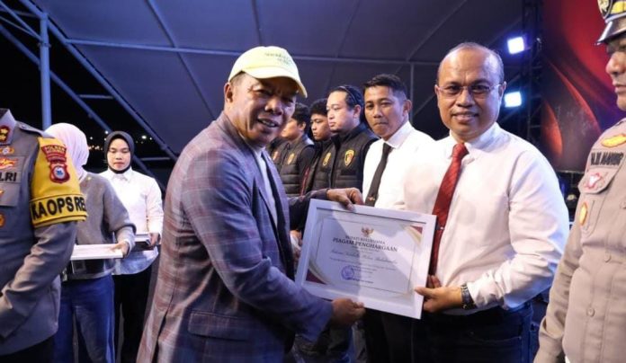 FOTO: Bupati Andi Muchtar Ali Yusuf dan Kasat Narkoba Polres Bulukumba, AKP Akhmad Risal