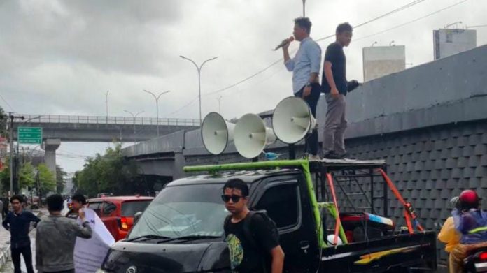 FOTO: Himpunan Mahasiswa Penyelamat Luwu Timur (HMPLT) saat menggelar aksi unjuk rasa di di depan kantor Kejati Sulsel beberapa waktu lalu.