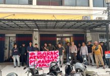 Barak Gelar Aksi Demonstrasi di Kantor PT Mandiri Utama Finance Makassar FOTO: BARAK saat menggelar aksi Jumat 9 Januari 2026.