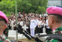 Danyonmarhanlan VII Kupang Inspektur Upacara Pemakaman Almarhum Kopda Satrio Tino Taopan FOTO: Danyonmarhanlan VII Kupang Mayor Marinir Horiyanto, Inspektur Upacara Pemakaman Almarhum Kopda (Anumerta) Satrio Tino Taopan akhirnya di makamkan di Taman Makam Pahlawan (TMP) Dharma Loka, Jalan Timor Raya Pasir Panjang Oeba Kota Kupang Nusa Tenggara Timur. Minggu, (11/01/2026). (dok Dispen Kormar)
