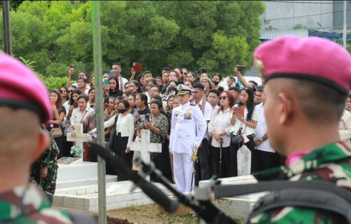 FOTO: Danyonmarhanlan VII Kupang Mayor Marinir Horiyanto, Inspektur Upacara Pemakaman Almarhum Kopda (Anumerta) Satrio Tino Taopan akhirnya di makamkan di Taman Makam Pahlawan (TMP) Dharma Loka, Jalan Timor Raya Pasir Panjang Oeba Kota Kupang Nusa Tenggara Timur. Minggu, (11/01/2026). (dok Dispen Kormar)
