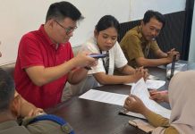 Sudah Didatangi Pihak Pemprov Sulsel, Administrasi Tidak Lengkap, Tempat Usaha Biliar di Makassar Tetap Beroperasi FOTO: Pihak Pemerintah Provinsi Sulawesi, Dinas Kebudayaan dan Pariwisata saat melakukan sidak di salah satu tempat usaha biliar di Jalan Perintis Kemerdekaan, Tamalanrea, Kota Makassar, Selasa (13/1/2026). (Dok. Istimewa)